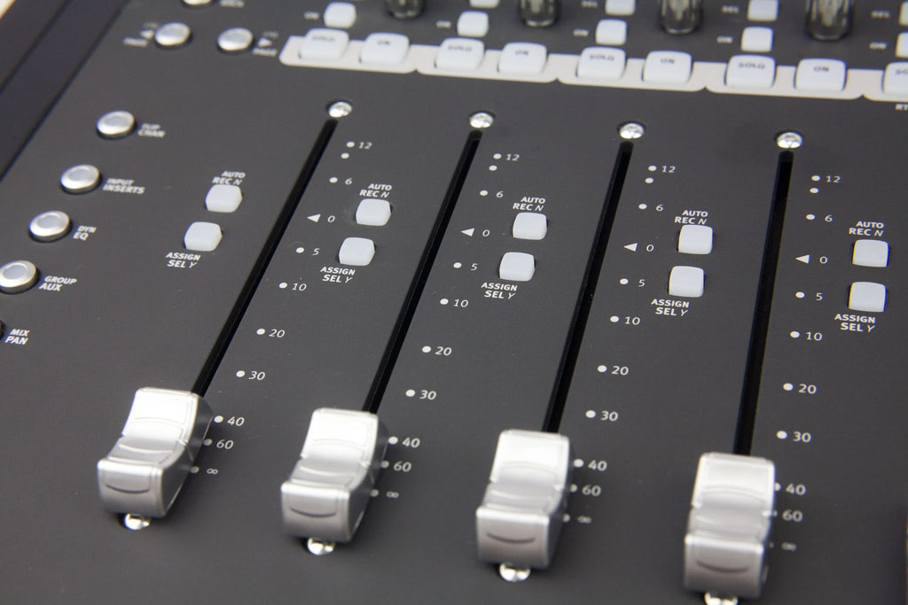 Avid Artist Mix #DFDJT33915505G (Used)